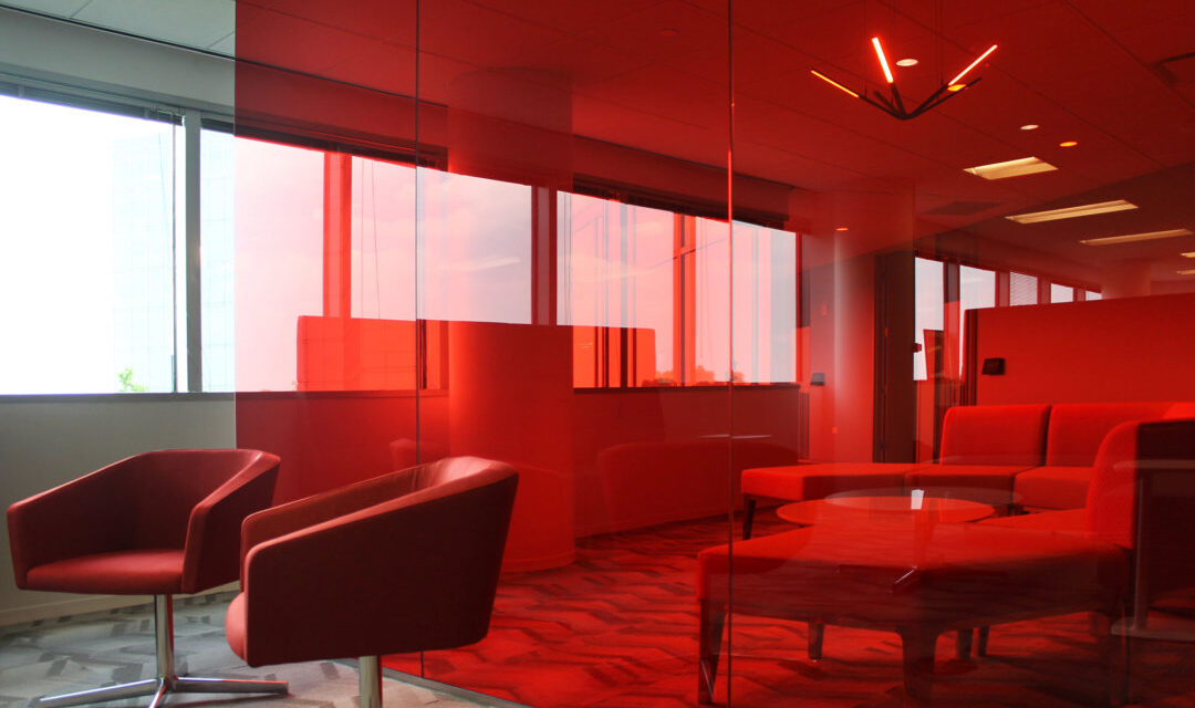 IAAI Corp. HQ | Colored Laminated Glass Wall