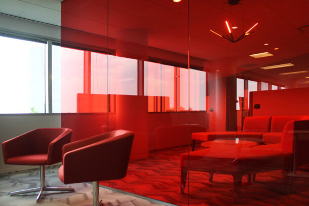 IAAI Corp. HQ | Colored Laminated Glass Wall