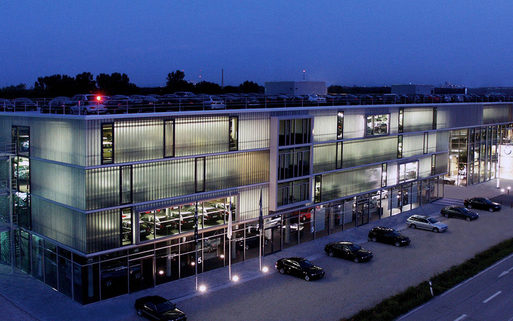 BMW Showroom | Bendheim Channel Glass Project