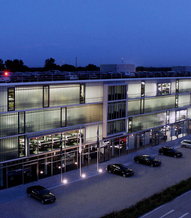 BMW Showroom | Bendheim Channel Glass Project