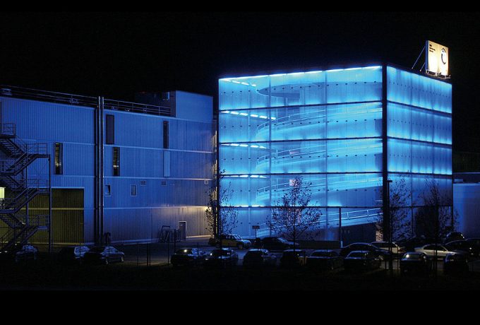 BMW Showroom | Bendheim Channel Glass Project