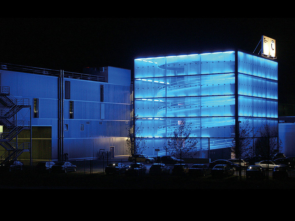 BMW Showroom | Bendheim Channel Glass Project
