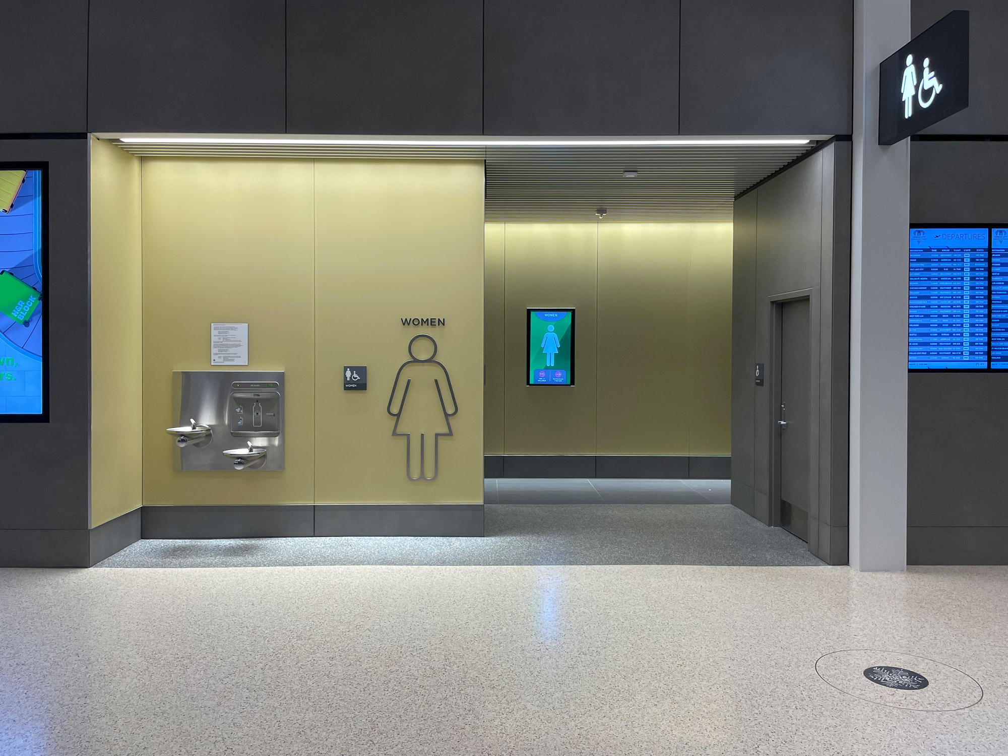 Bathroom entrance at KCI Airport with Bendheim glass.