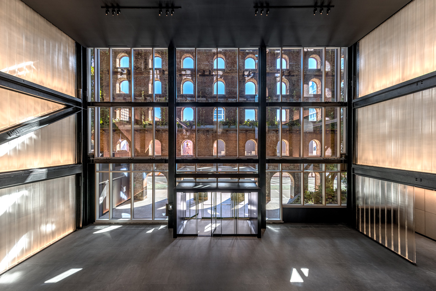 Bendheim channel glass walls in the lobby.