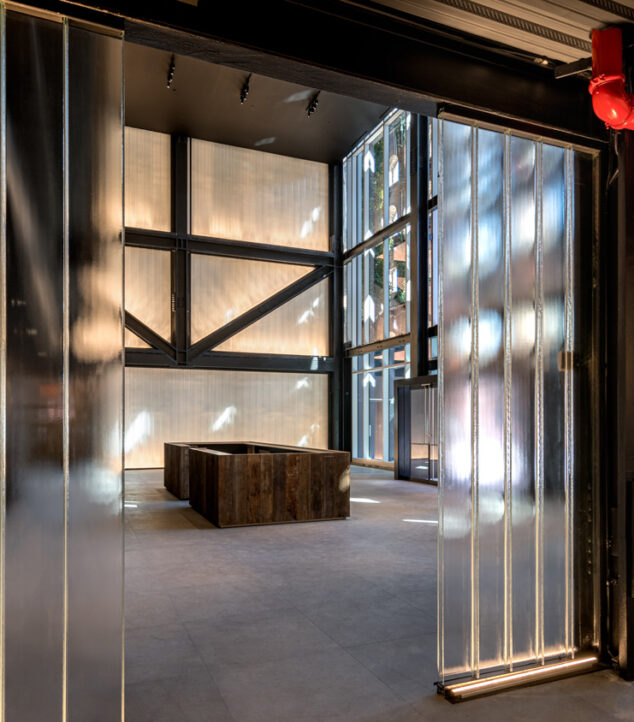 Bendheim channel glass walls in the lobby.