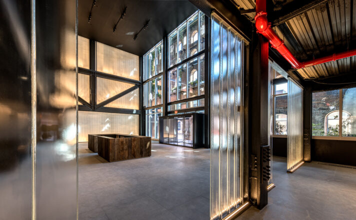 Bendheim channel glass walls in the lobby.