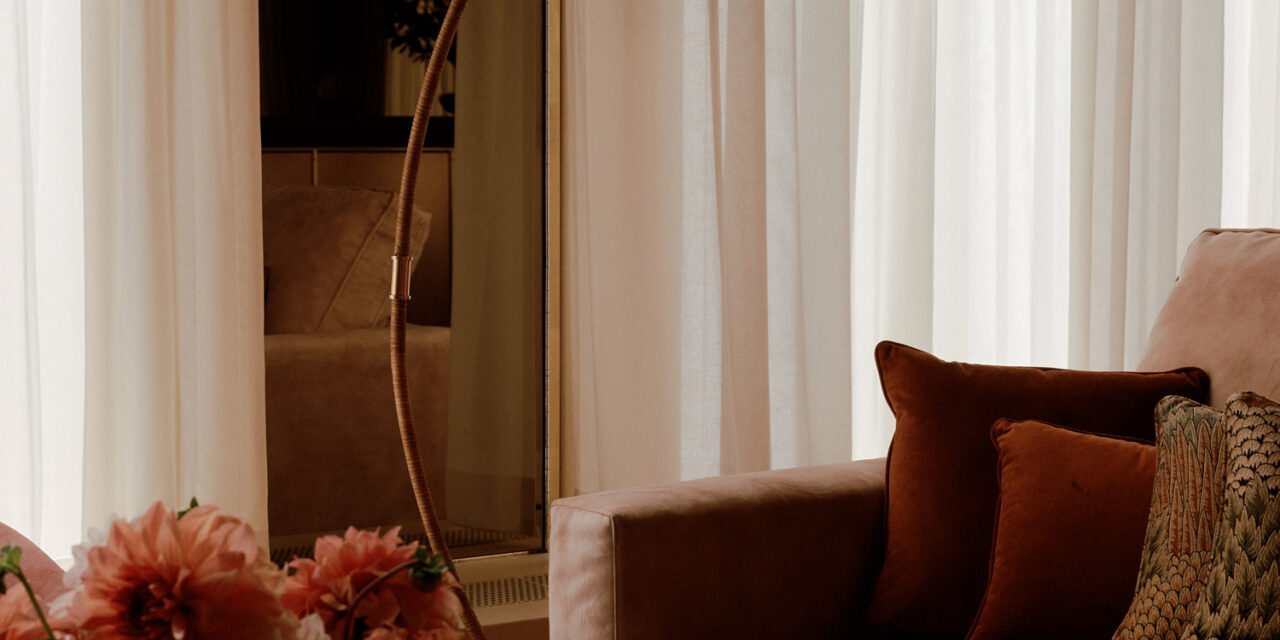 Bendheim bronze mirror clads the walls between the windows.