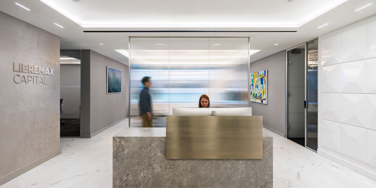 Fluted glass partition wall by Bendheim in an office.