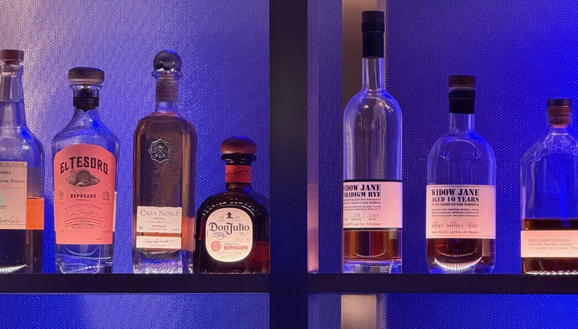 Bendheim decorative glass used in the backsplash of the bar.