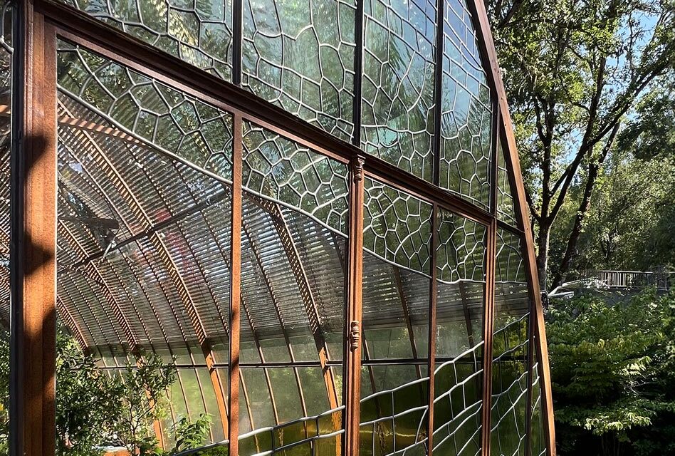 Greenhouse with walls made of Bendheim's Lamberts mouth-blown glass.