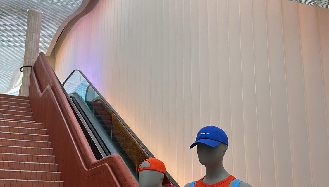 Channel glass wall by Bendheim enclosing a stairwell and escalator.