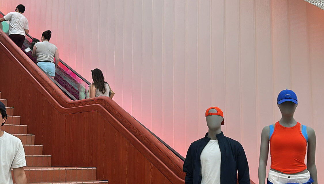 Channel glass wall by Bendheim enclosing a stairwell and escalator.