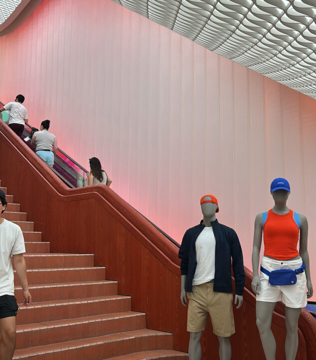 Channel glass wall by Bendheim enclosing a stairwell and escalator.