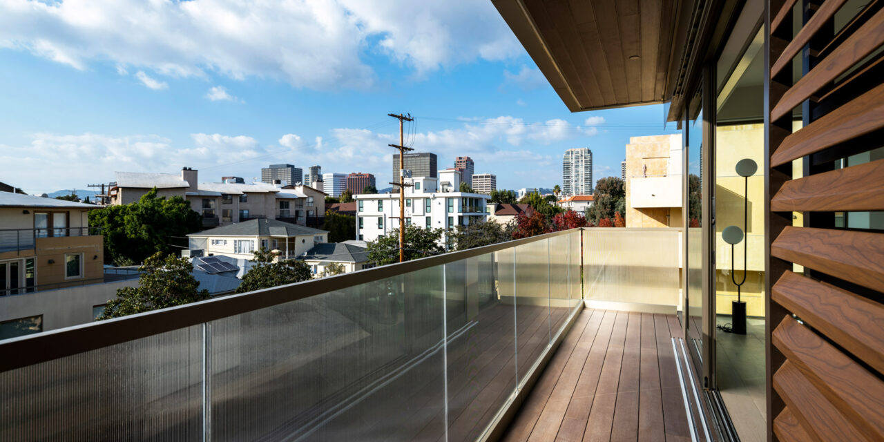 Apartment balcony with railings made of Bendheim's textured glass.