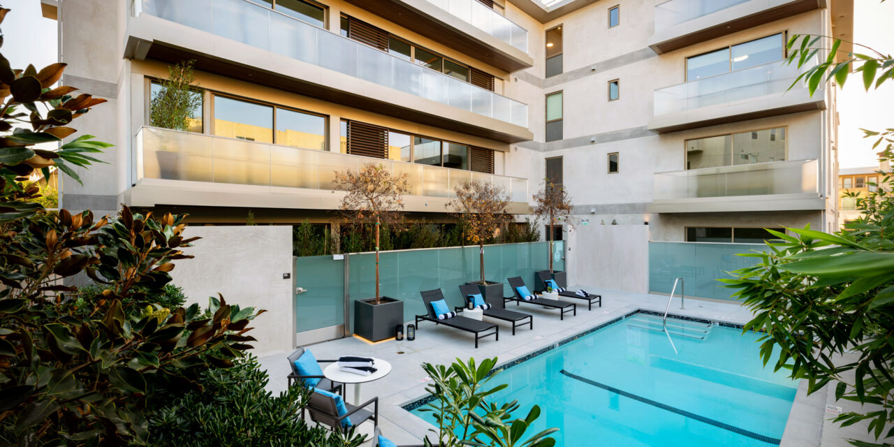 Apartment balcony with railings made of Bendheim's textured glass.