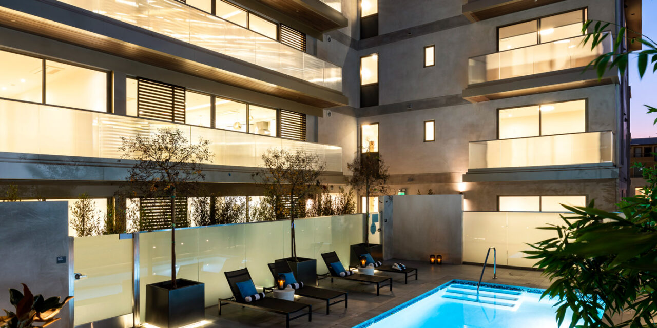 Apartment balcony with railings made of Bendheim's textured glass.